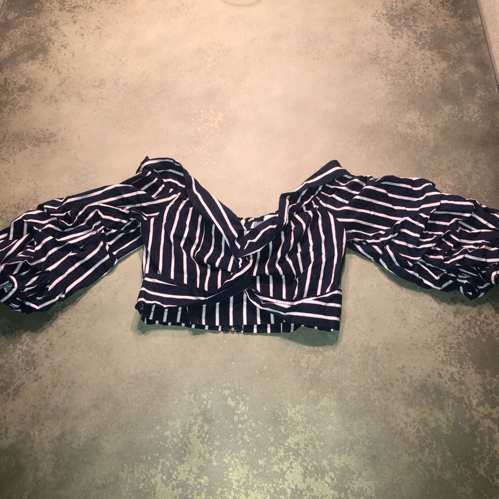 Long sleeved cropped shirt